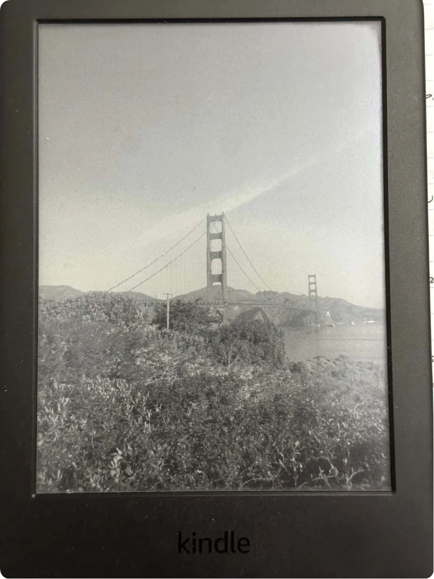 A landscape photograph displayed on a Kindle e-ink screen in APPSO’s article.